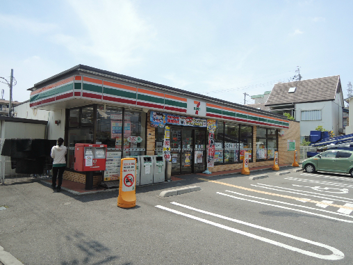 エスト　グランデ コンビ二